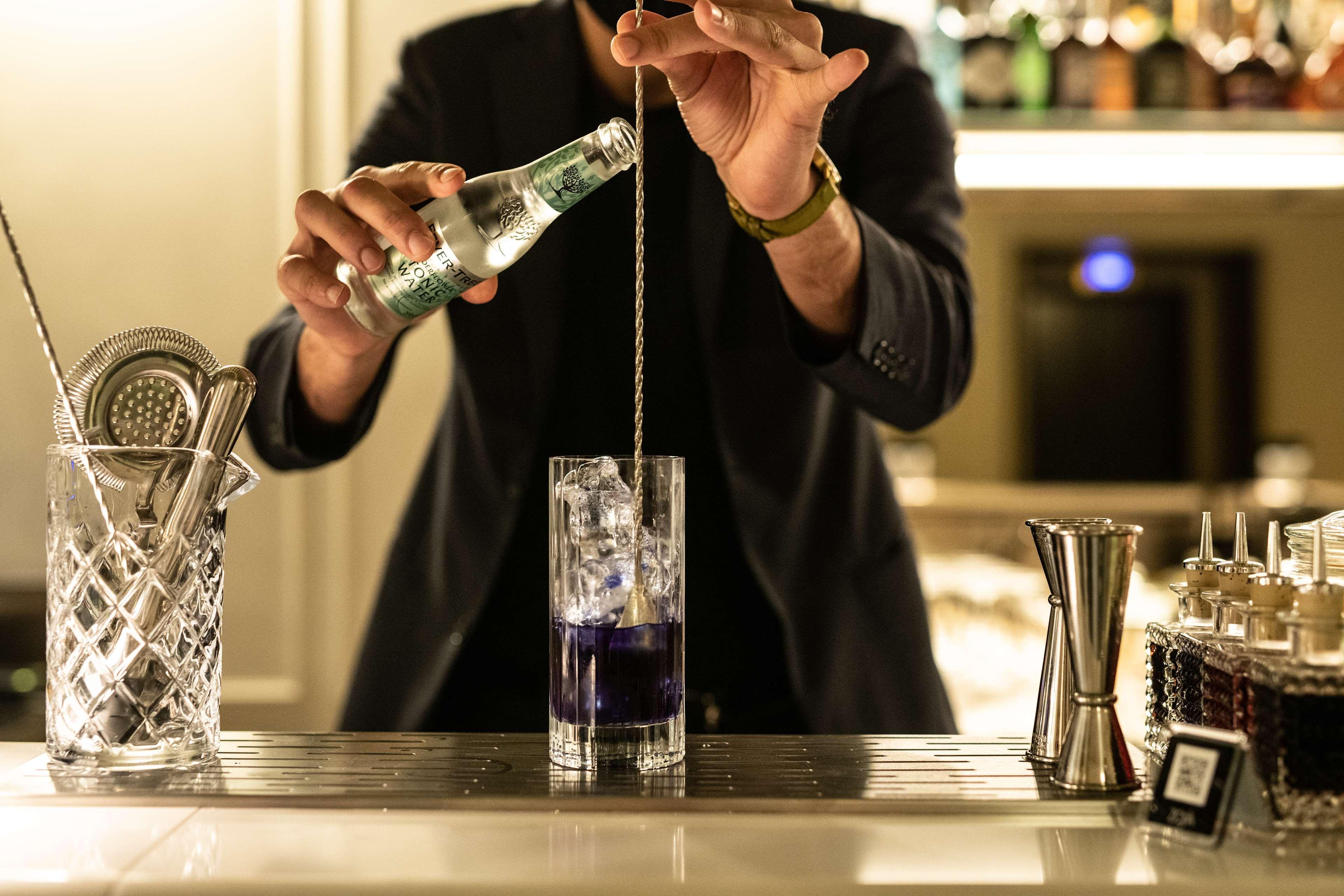 Radisson Collection Hotel, Palazzo Nani ヴェネツィア エクステリア 写真 A bartender topping a cocktail with tonic water