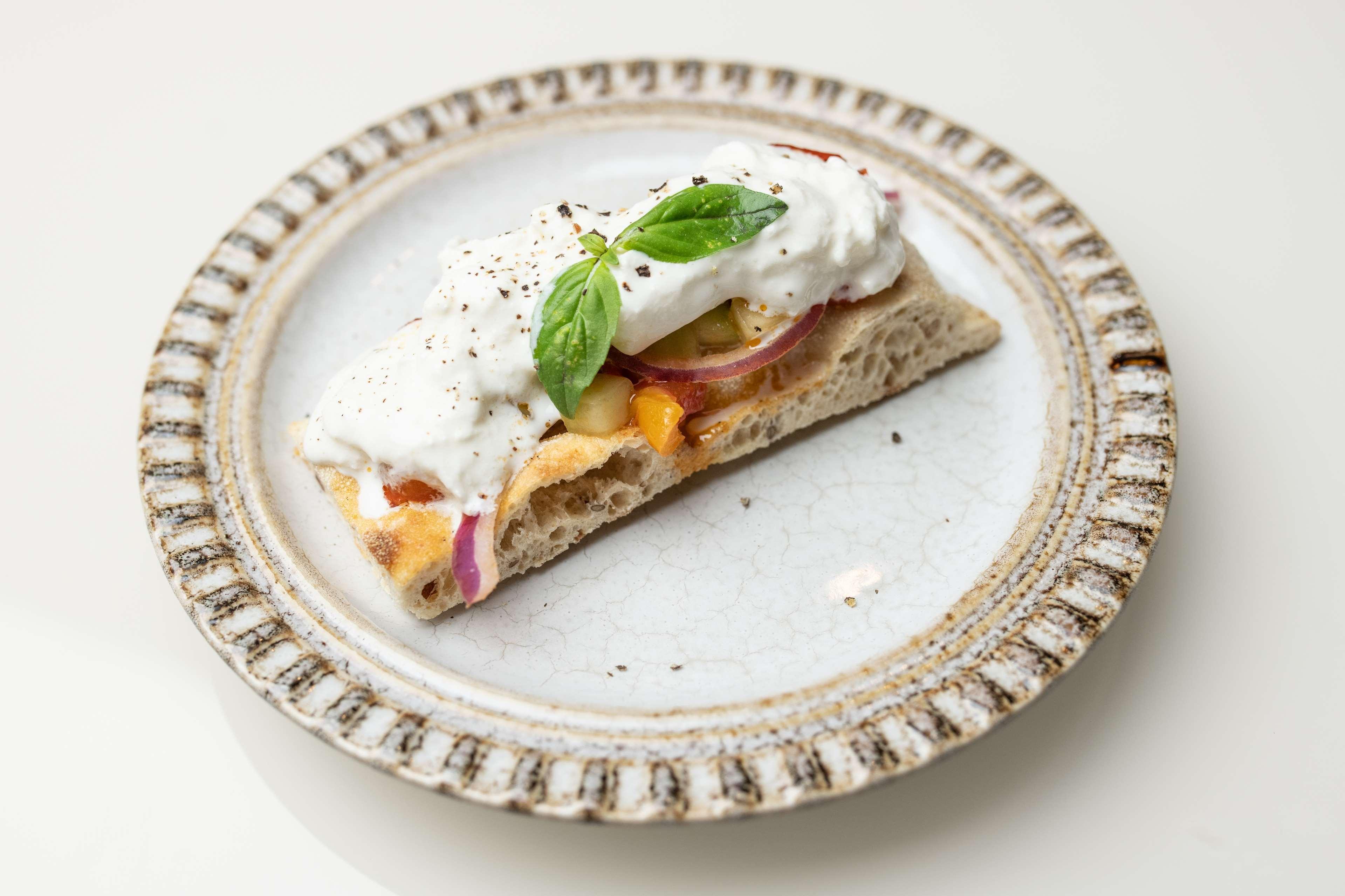 Radisson Collection Hotel, Palazzo Nani ヴェネツィア エクステリア 写真 A piece of naan bread with a topping of yoghurt, red onion, and mango