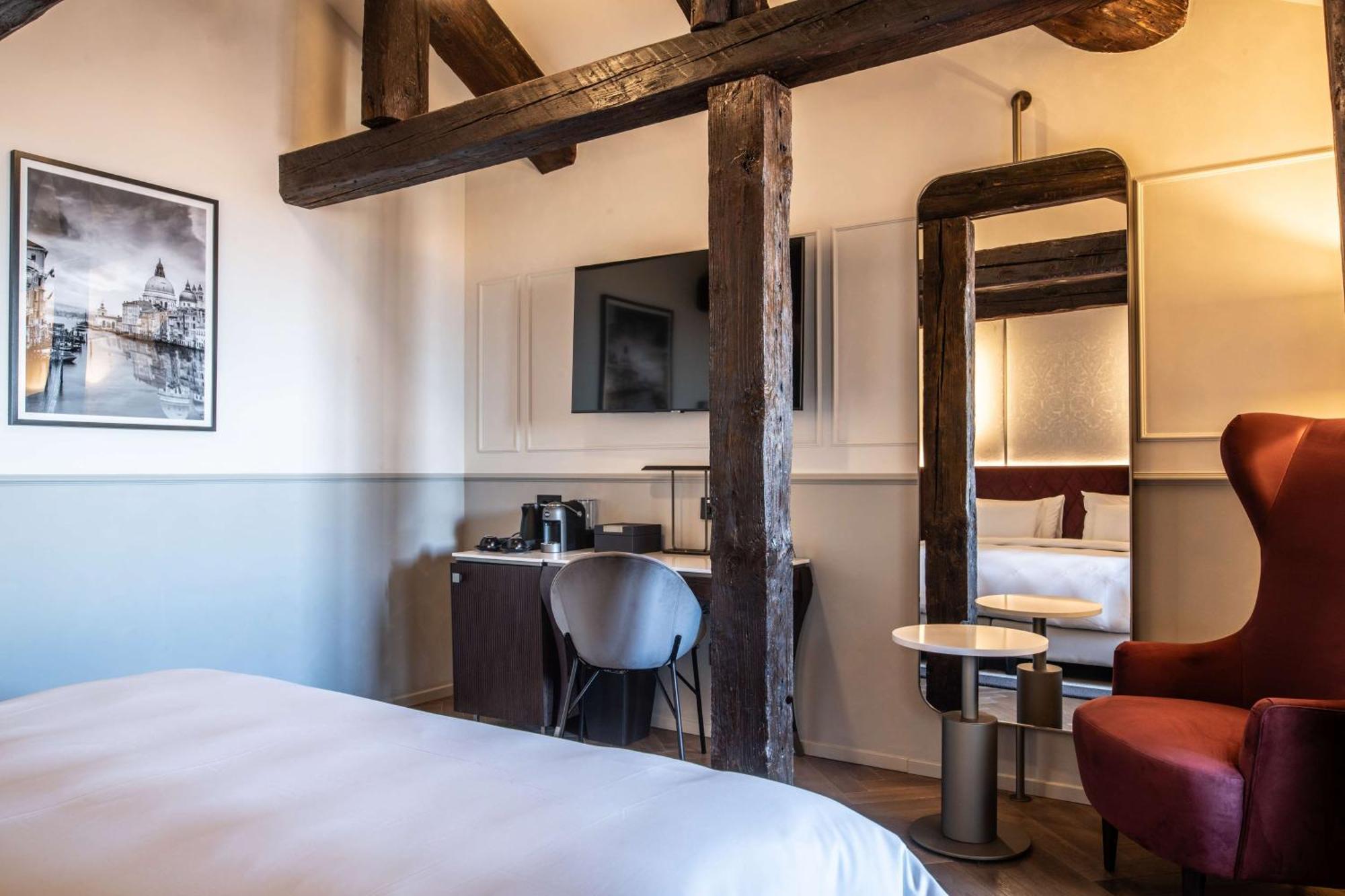 Radisson Collection Hotel, Palazzo Nani ヴェネツィア エクステリア 写真 A room at the hotel