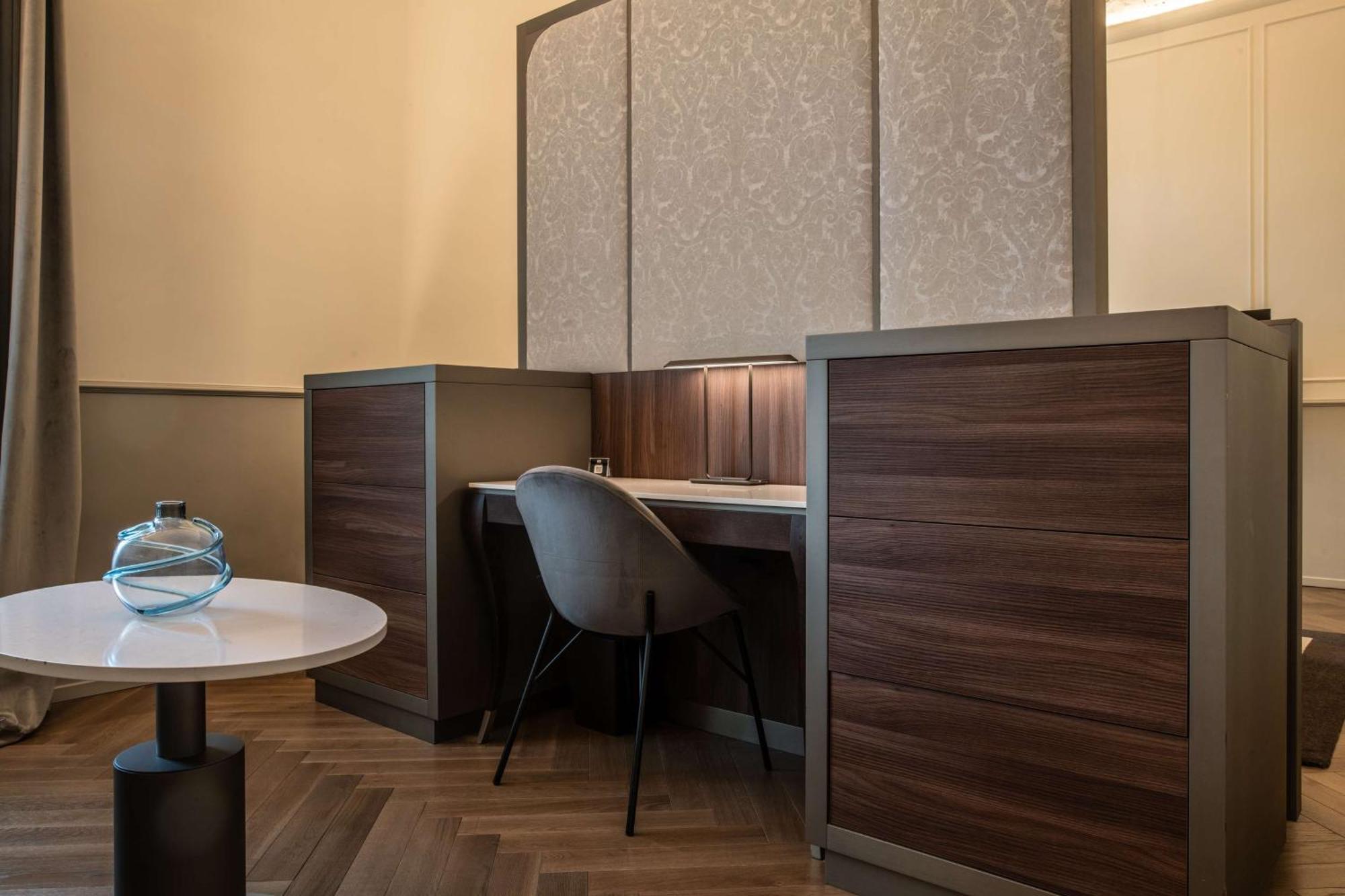 Radisson Collection Hotel, Palazzo Nani ヴェネツィア エクステリア 写真 A work space at the library