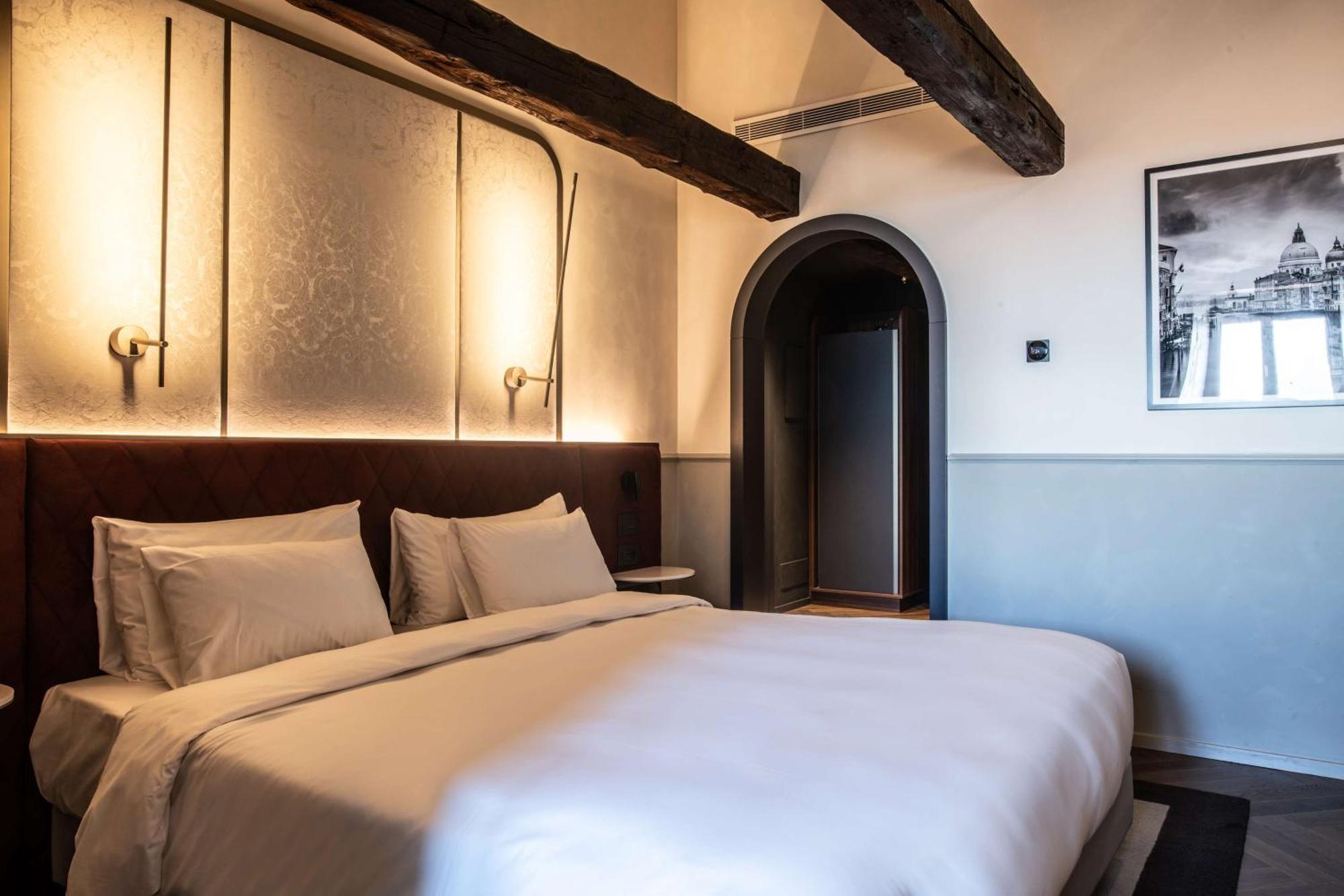 Radisson Collection Hotel, Palazzo Nani ヴェネツィア エクステリア 写真 A room at the hotel