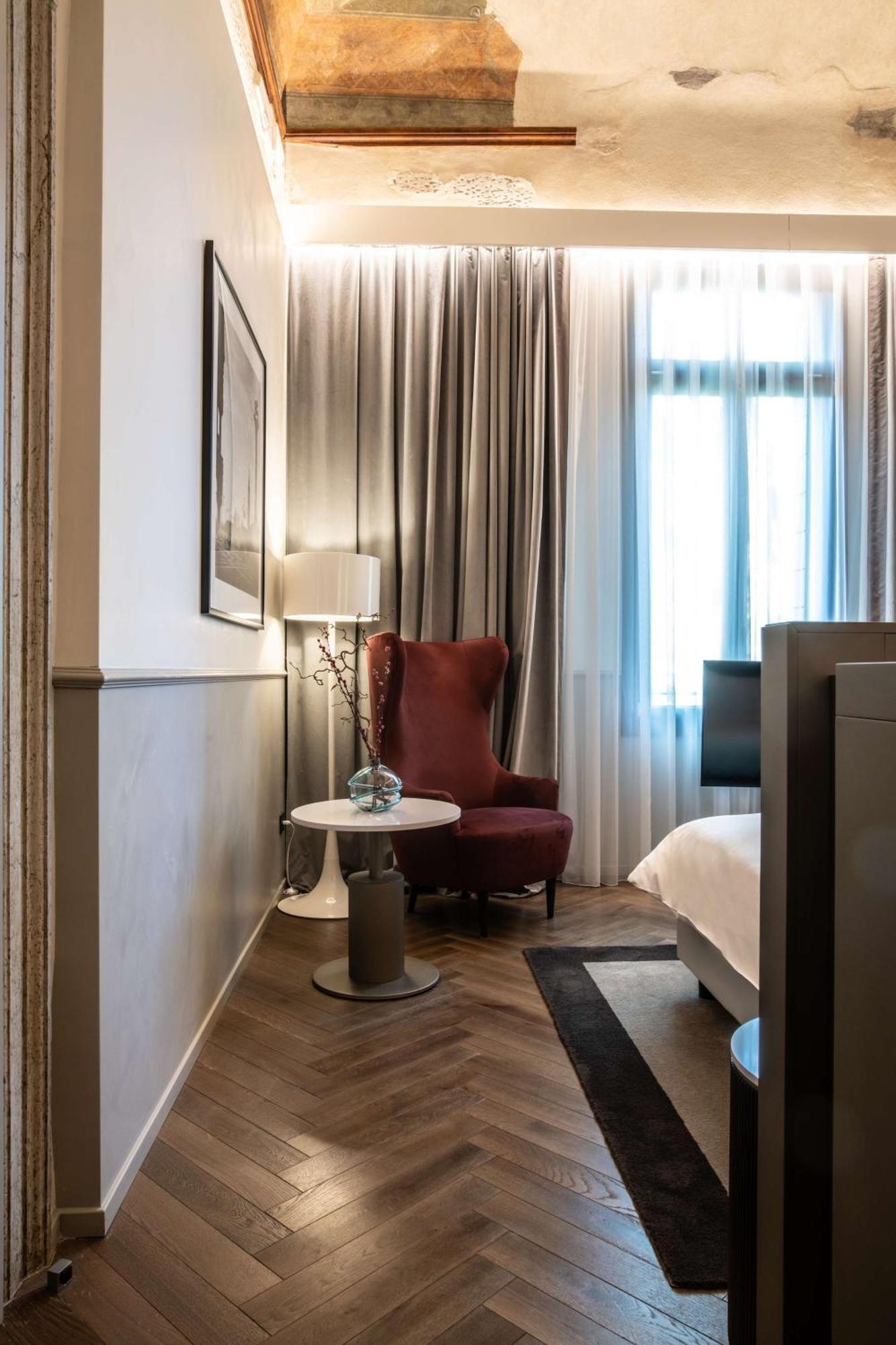 Radisson Collection Hotel, Palazzo Nani ヴェネツィア エクステリア 写真 A room at the hotel