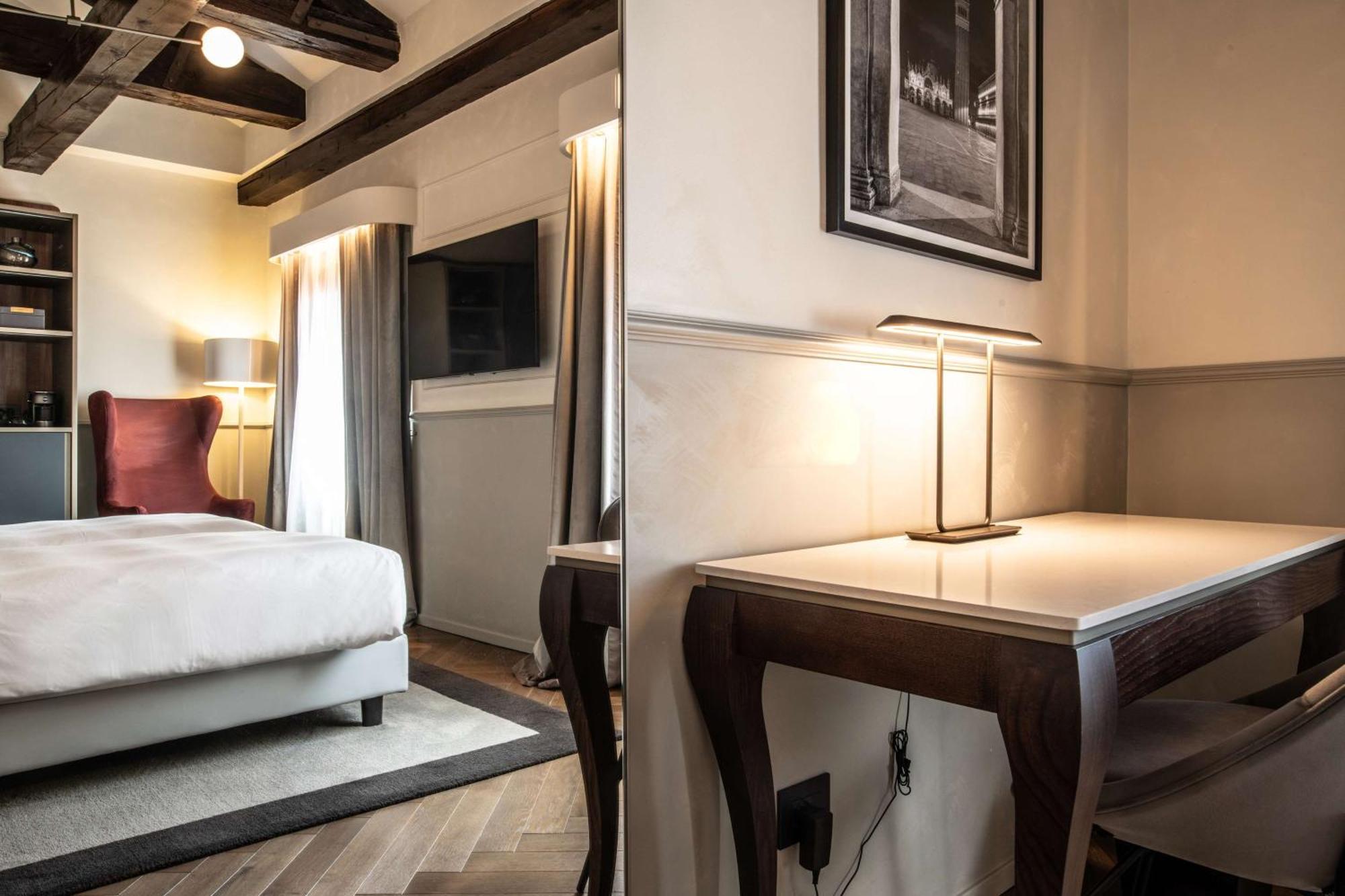Radisson Collection Hotel, Palazzo Nani ヴェネツィア エクステリア 写真 A room at the hotel